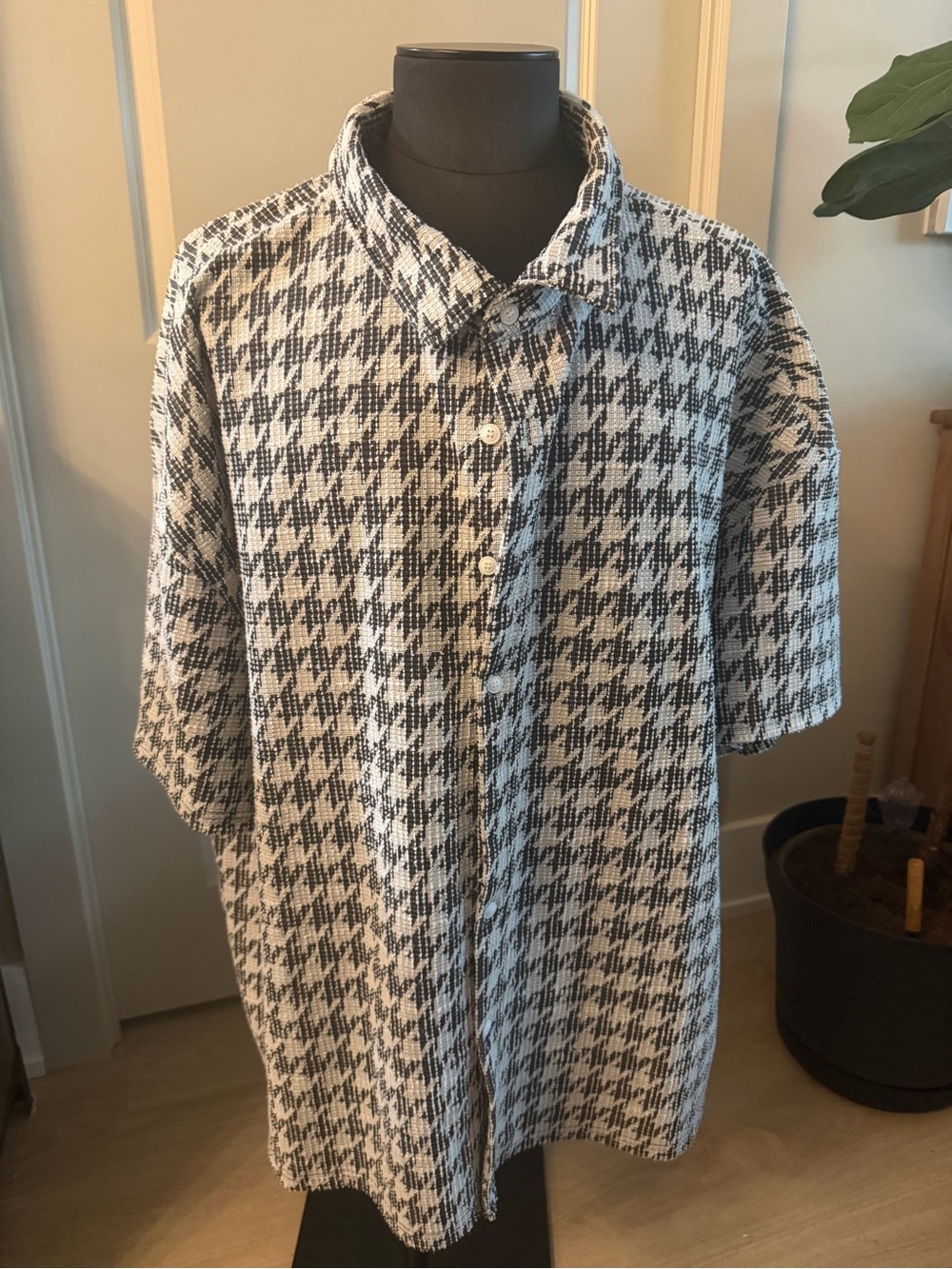 Men's Black and White Houndstooth Short-Sleeve Button-Down Shirt